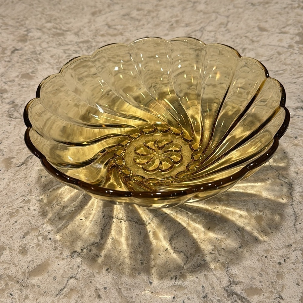 VINTAGE 70’s~HAZEL ATLAS AMBER GLASS~SERVING SALAD BOWL~CAPRI SWIRL PATTERN~G22 - Picture 3 of 9